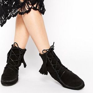 Minnetonka Fringe Tramper Boot in Black Suede